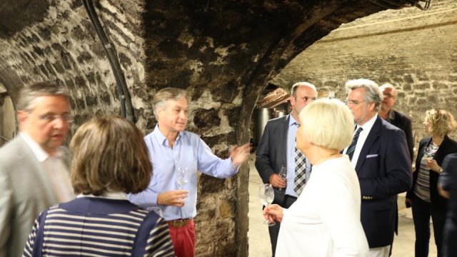 Weingut Louis Guntrum: Louis Konstantin Guntrum führt uns durch seinen Keller.