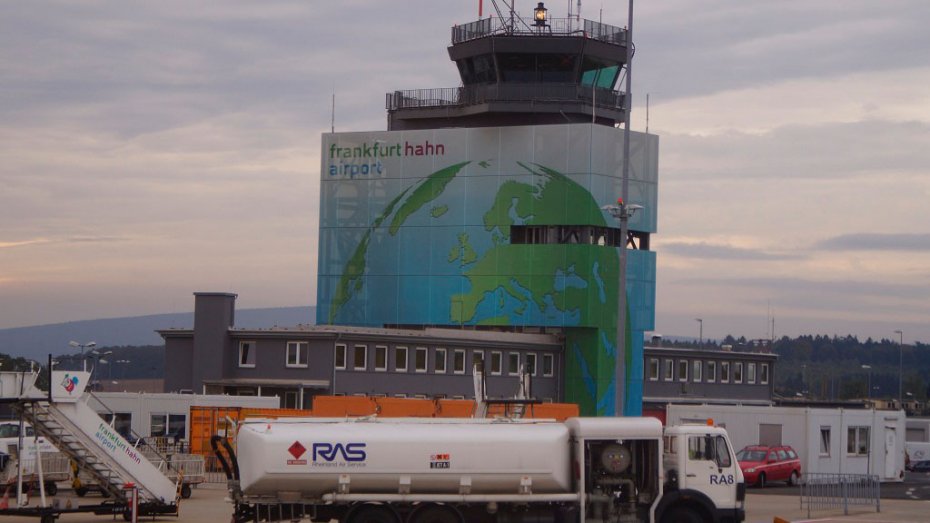 Flughafen Hahn (Bild: Tadekptaku / Wikimedia Commons / CC-Lizenz(BY-SA 4.0), zugeschnitten)