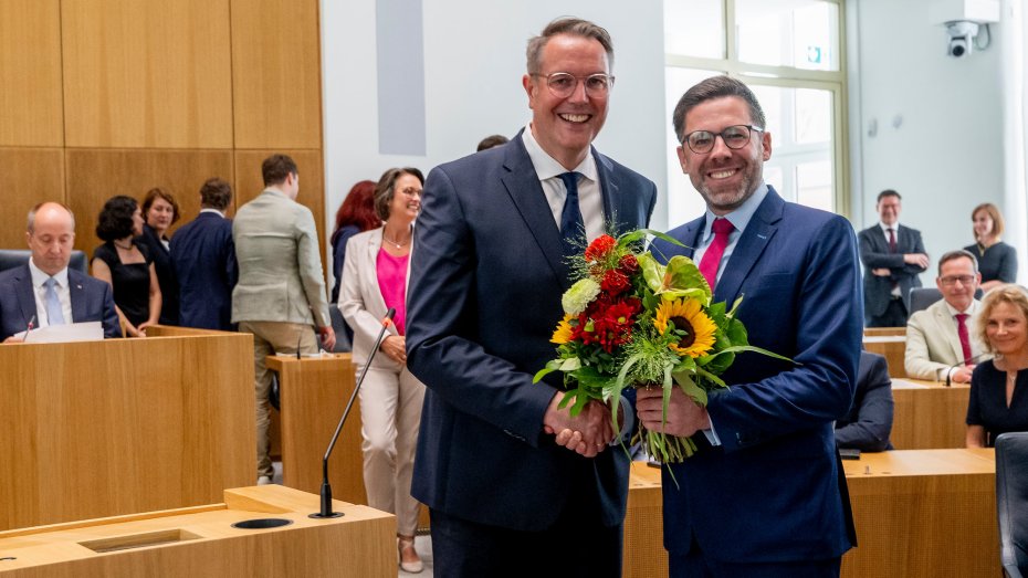 Philipp Fernis gratuliert Ministerpräsident Alexander Schweitzer