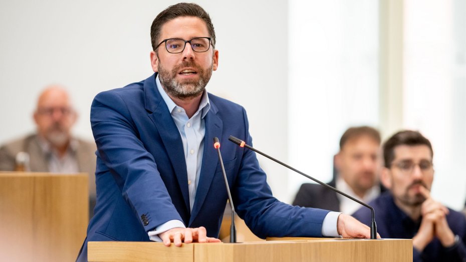 Philipp Fernis im Plenum des Landtags im Mai 2023