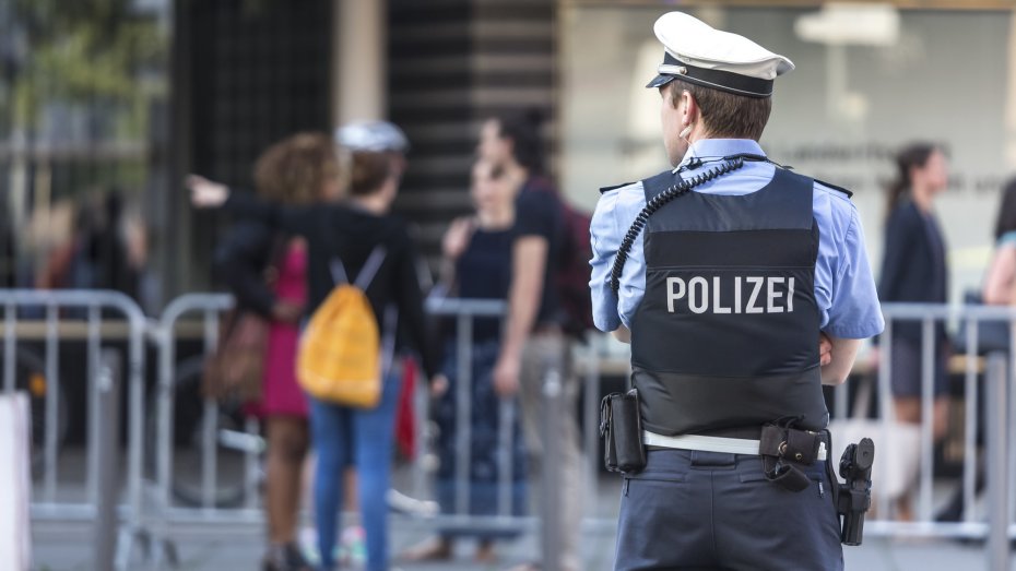 Symbolbild: Polizist im Einsatz