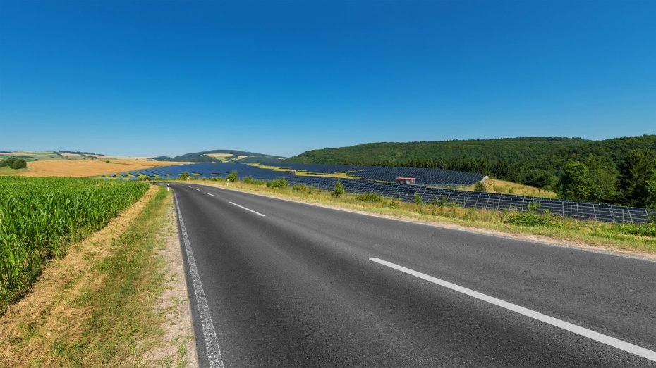 Landstraße in Rheinland-Pfalz führt an Solarfeld vorbei