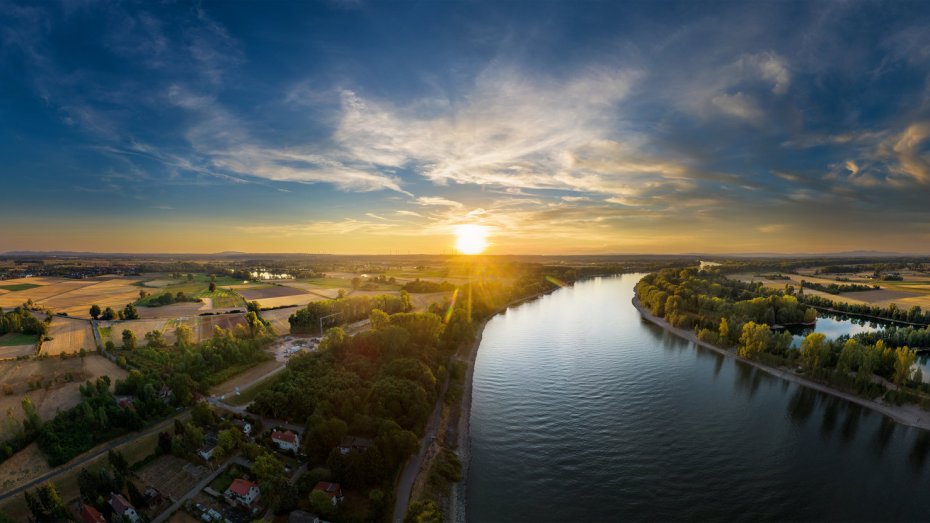 Der Rhein bei Eich in der Abenddämmerung