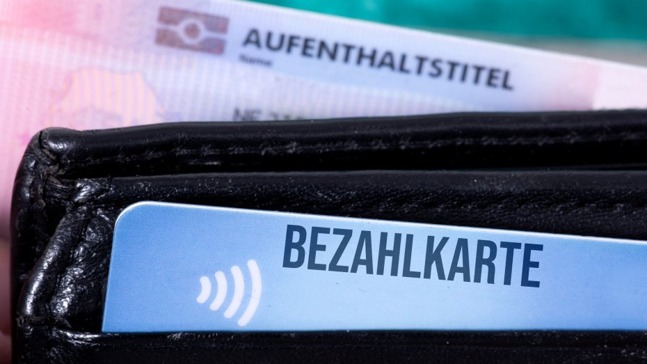 Symbolbild: Bezahlkarte und Aufenthaltstitel in einem Geldbeutel