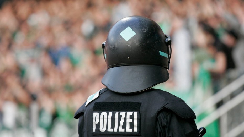 Polizist in Schutzkleidung in einem Sportstadion