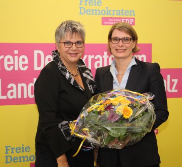 Helga Lerch und Bildungsministerin Dr. Stefanie Hubig