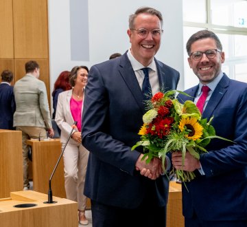 Philipp Fernis gratuliert Ministerpräsident Alexander Schweitzer