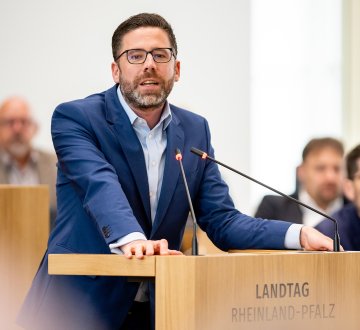 Philipp Fernis im Plenum des Landtags im Mai 2023