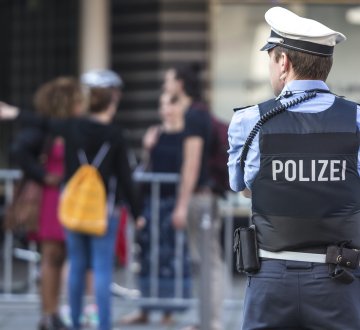 Symbolbild: Polizist im Einsatz