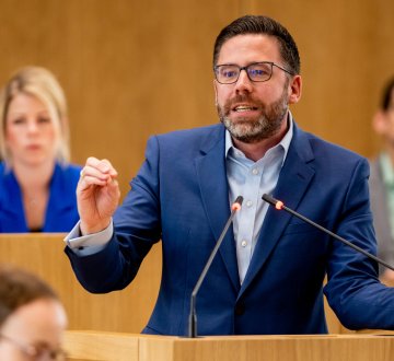 Philipp Fernis im Plenum des Landtags Rheinland-Pfalz