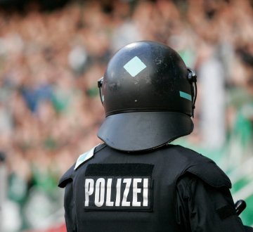 Polizist in Schutzkleidung in einem Sportstadion