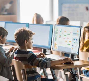 Kinder lernen im Informatikunterricht programmieren