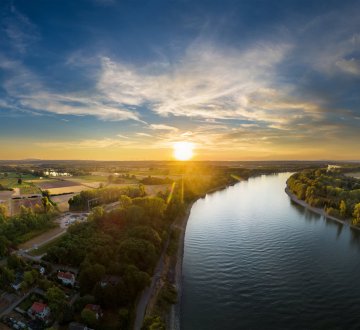 Luftbild des Rhein bei Eich in der Abenddämmerung